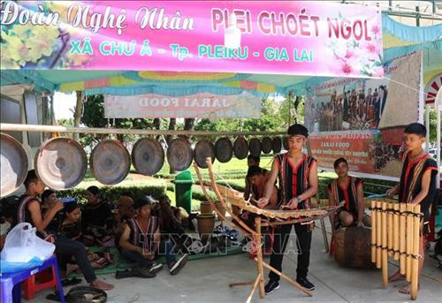 Các món ăn Tây Bắc thu hút đông du khách. Ảnh: Hồng Điệp - TTXVN Nặn tò he tại Lễ hội mùa xuân các dân tộc tỉnh Gia Lai 2019. Ảnh: Hồng Điệp - TTXVN Các loại nhạc cụ truyền thống dân tộc Tây Nguyên là điểm nhấn của Lễ hội mùa xuân các dân tộc tỉnh Gia Lai 2019. Ảnh: Hồng Điệp - TTXVN Múa Sạp tại Lễ hội. Ảnh: Hồng Điệp - TTXVN Các gian hàng rau củ tươi sống thu hút đông du khách. Ảnh: Hồng Điệp - TTXVN Các món ăn Tây Bắc thu hút đông du khách. Ảnh: Hồng Điệp - TTXVN Nặn tò he tại Lễ hội mùa xuân các dân tộc tỉnh Gia Lai 2019. Ảnh: Hồng Điệp - TTXVN Các loại nhạc cụ truyền thống dân tộc Tây Nguyên là điểm nhấn của Lễ hội mùa xuân các dân tộc tỉnh Gia Lai 2019. Ảnh: Hồng Điệp - TTXVN Múa Sạp tại Lễ hội. Ảnh: Hồng Điệp - TTXVN Các gian hàng rau củ tươi sống thu hút đông du khách. Ảnh: Hồng Điệp - TTXVN