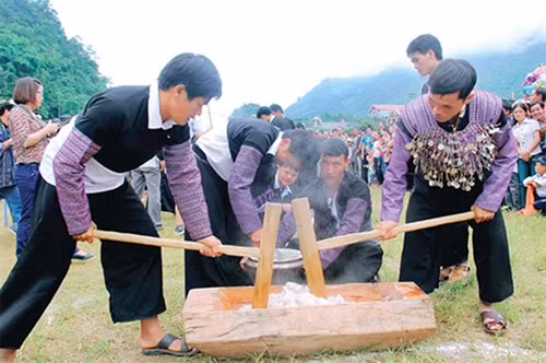 Thi giã bánh dày.