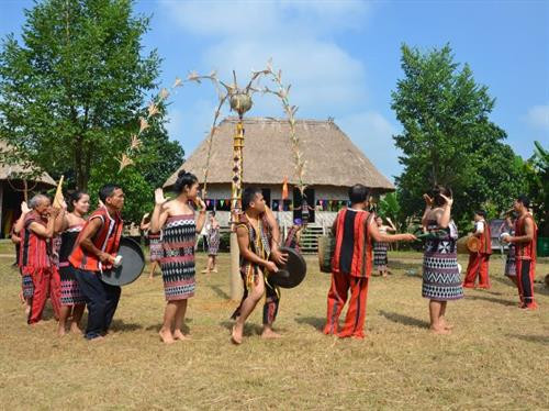 Đồng bào Cơ Tu vui hội. Đồng bào Cơ Tu vui hội.