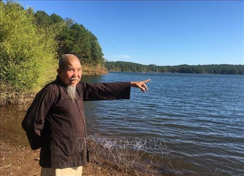 Cuộc đời ông Hoan gắn bó với Biển Hồ mấy chục năm nay. Ảnh: Hồng Điệp - TTXVN. Cuộc đời ông Hoan gắn bó với Biển Hồ mấy chục năm nay. Ảnh: Hồng Điệp - TTXVN.