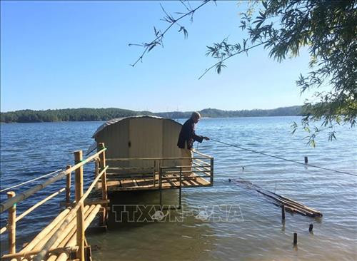 Chiếc thuyền ông Hoan thường dùng đi tuần tra Biển Hồ hằng ngày. Ảnh: Hồng Điệp - TTXVN. Chiếc thuyền ông Hoan thường dùng đi tuần tra Biển Hồ hằng ngày. Ảnh: Hồng Điệp - TTXVN.