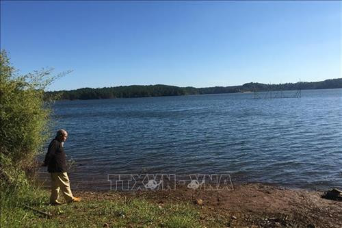 Mỗi buổi chiều, ông thường đi bộ tại một góc Biển Hồ như người lính tuần tra biên giới. Ảnh: Hồng Điệp - TTXVN Mỗi buổi chiều, ông thường đi bộ tại một góc Biển Hồ như người lính tuần tra biên giới. Ảnh: Hồng Điệp - TTXVN