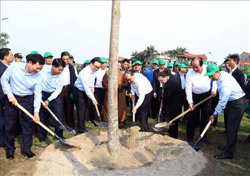 Cùng dự và tham gia trồng cây tại Lễ phát động có Ủy viên Bộ Chính trị, Bí thư Thành ủy Hà Nội Hoàng Trung Hải. Ảnh: Thống Nhất – TTXVN