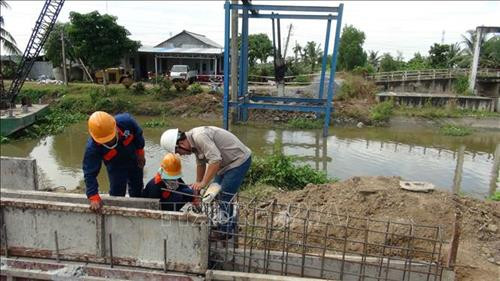 Xây dựng 58 cầu dân sinh tại vùng đồng bào dân tộc thiểu số tại Trà Vinh. Ảnh: Trần Thị Thanh Hòa - TTXVN Xây dựng 58 cầu dân sinh tại vùng đồng bào dân tộc thiểu số tại Trà Vinh. Ảnh: Trần Thị Thanh Hòa - TTXVN