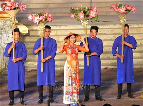Hoa hậu Ngọc Hân tham gia Lễ Bế mạc Festival nghề truyền thống Huế 2019. Ảnh: Tường Vi - TTXVN Hoa hậu Ngọc Hân tham gia Lễ Bế mạc Festival nghề truyền thống Huế 2019. Ảnh: Tường Vi - TTXVN