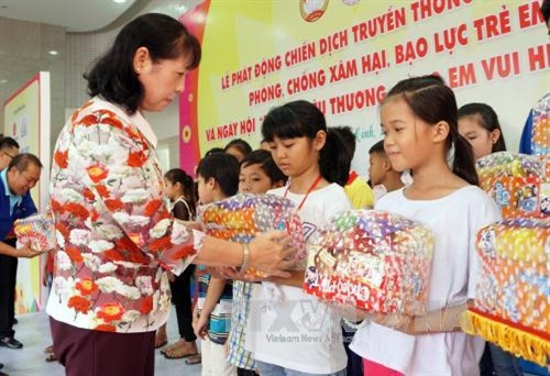 Ban tổ chức tặng qua cho các trẻ từ mái ấm, nhà mở. Ảnh: Phương Vy - TTXVN.