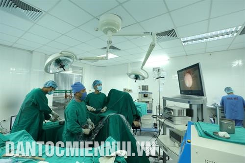 Hiệu quả của bệnh viện vệ tinh giúp bệnh nhân được hưởng dịch vụ kỹ thuật cao ngay tại quê hương mình mà không phải chuyển tuyến, giúp giảm thiểu các bất tiện và tiết kiệm chi phí cho người bệnh. Trong ảnh: Mổ nội soi niệu đạo tán sỏi thận laser ở Bệnh viện đa khoa Thái Nguyên. Ảnh: Hoàng Hà