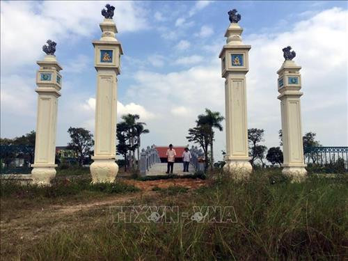 Cổng chính vào Khu lưu niệm đồng chí Phùng Chí Kiên vẫn chưa hoàn thành, cỏ mọc um tùm và đầy gạch đá. Ảnh: Tá Chuyên - TTXVN Cổng chính vào Khu lưu niệm đồng chí Phùng Chí Kiên vẫn chưa hoàn thành, cỏ mọc um tùm và đầy gạch đá. Ảnh: Tá Chuyên - TTXVN