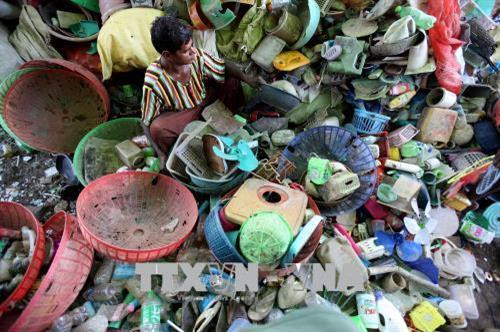 Công nhân phân loại rác thải nhựa tại một cơ sở tái chế rác ở Dala, ngoại ô Yangon, Myanmar ngày 5/6. Ảnh: THX/ TTXVN Công nhân phân loại rác thải nhựa tại một cơ sở tái chế rác ở Dala, ngoại ô Yangon, Myanmar ngày 5/6. Ảnh: THX/ TTXVN