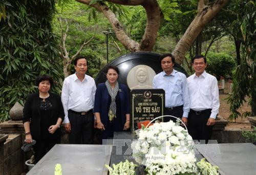 Chủ tịch Quốc hội Nguyễn Thị Kim Ngân dâng hương tại mộ Anh hùng Liệt sĩ Võ Thị Sáu. Ảnh: Trọng Đức - TTXVN Chủ tịch Quốc hội Nguyễn Thị Kim Ngân dâng hương tại mộ Anh hùng Liệt sĩ Võ Thị Sáu. Ảnh: Trọng Đức - TTXVN
