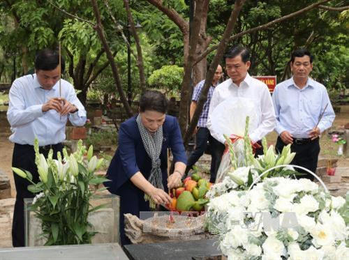 Chủ tịch Quốc hội Nguyễn Thị Kim Ngân dâng hương tại mộ Anh hùng Liệt sĩ Võ Thị Sáu. Ảnh: Trọng Đức - TTXVN Chủ tịch Quốc hội Nguyễn Thị Kim Ngân dâng hương tại mộ Anh hùng Liệt sĩ Võ Thị Sáu. Ảnh: Trọng Đức - TTXVN