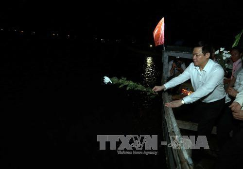 Phó Thủ tướng Vương Đình Huệ thả hoa trên sông Thạch Hãn tri ân các Anh hùng Liệt sĩ. Ảnh: Trần Việt - TTXVN Phó Thủ tướng Vương Đình Huệ thả hoa trên sông Thạch Hãn tri ân các Anh hùng Liệt sĩ. Ảnh: Trần Việt - TTXVN