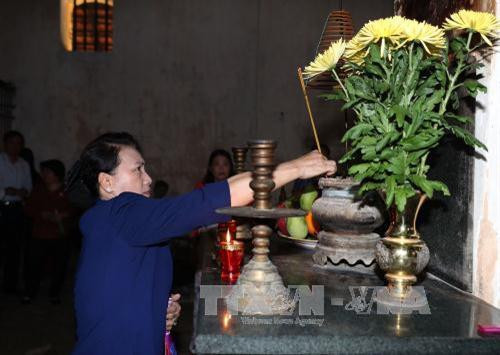 Chủ tịch Quốc hội Nguyễn Thị Kim Ngân dâng hương tưởng niệm các liệt sĩ tại di tích Nhà tù Phú Hải. Ảnh: Trọng Đức - TTXVN Chủ tịch Quốc hội Nguyễn Thị Kim Ngân dâng hương tưởng niệm các liệt sĩ tại di tích Nhà tù Phú Hải. Ảnh: Trọng Đức - TTXVN