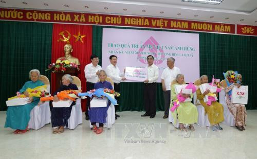 Phó Thủ tướng Vương Đình Huệ trao tượng trưng quà tri ân trị giá 310 triệu đồng cho các mẹ Việt Nam Anh hùng tỉnh Quảng Trị. Ảnh: Trần Việt - TTXVN Phó Thủ tướng Vương Đình Huệ trao tượng trưng quà tri ân trị giá 310 triệu đồng cho các mẹ Việt Nam Anh hùng tỉnh Quảng Trị. Ảnh: Trần Việt - TTXVN
