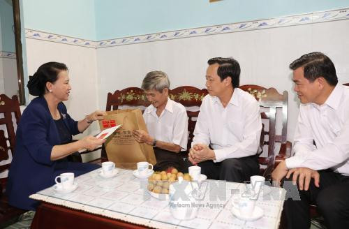 Chủ tịch Quốc hội Nguyễn Thị Kim Ngân thăm và tặng quà cho thương binh Nguyễn Xuân Viên, bị địch bắt tù đày, thương binh 21%. Ảnh: Trọng Đức - TTXVN Chủ tịch Quốc hội Nguyễn Thị Kim Ngân thăm và tặng quà cho thương binh Nguyễn Xuân Viên, bị địch bắt tù đày, thương binh 21%. Ảnh: Trọng Đức - TTXVN