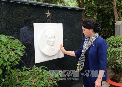 Chủ tịch Quốc hội Nguyễn Thị Kim Ngân dâng hương tại khu mộ Cố Tổng Bí thư Lê Hồng Phong. Ảnh: Trọng Đức - TTXVN Chủ tịch Quốc hội Nguyễn Thị Kim Ngân dâng hương tại khu mộ Cố Tổng Bí thư Lê Hồng Phong. Ảnh: Trọng Đức - TTXVN