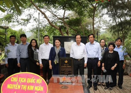 Chủ tịch Quốc hội Nguyễn Thị Kim Ngân dâng hương tại khu mộ Cố Tổng Bí thư Lê Hồng Phong. Ảnh: Trọng Đức - TTXVN Chủ tịch Quốc hội Nguyễn Thị Kim Ngân dâng hương tại khu mộ Cố Tổng Bí thư Lê Hồng Phong. Ảnh: Trọng Đức - TTXVN