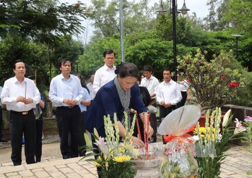 Chủ tịch Quốc hội Nguyễn Thị Kim Ngân dâng hương tại khu mộ Nhà yêu nước Nguyễn An Ninh. Ảnh: Trọng Đức - TTXVN Chủ tịch Quốc hội Nguyễn Thị Kim Ngân dâng hương tại khu mộ Nhà yêu nước Nguyễn An Ninh. Ảnh: Trọng Đức - TTXVN