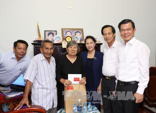 Chủ tịch Quốc hội Nguyễn Thị Kim Ngân thăm và tặng quà gia đình ông Phan Hoàng Anh, bị địch bắt tù đày, thương binh 31%. Ảnh: Trọng Đức - TTXVN Chủ tịch Quốc hội Nguyễn Thị Kim Ngân thăm và tặng quà gia đình ông Phan Hoàng Anh, bị địch bắt tù đày, thương binh 31%. Ảnh: Trọng Đức - TTXVN