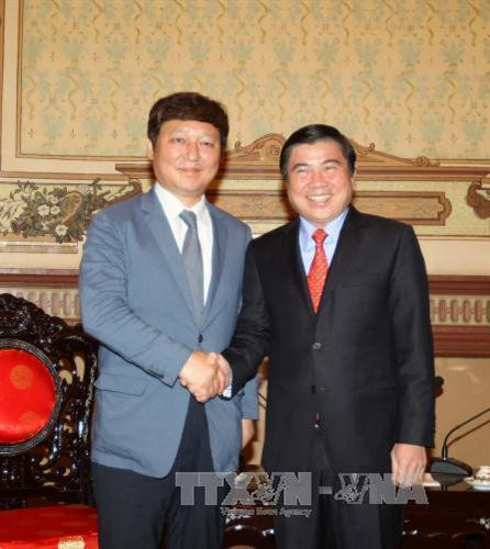 Chủ tịch UBND Thành phố Hồ Chí Minh Nguyễn Thành Phong đón ông Choi Jae-sung, cựu Nghị sĩ Hàn Quốc, Chủ tịch Quỹ Hữu nghị Hàn Quốc – Á Châu đang có chuyến thăm và làm việc tại Việt Nam. Ảnh: Thanh Vũ-TTXVN