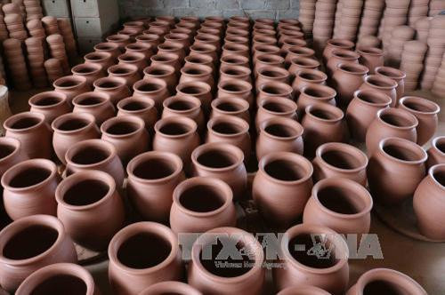 Gốm được mang phơi trước khi vào lò nung. Ảnh: Thanh Thương - TTXVN Gốm được mang phơi trước khi vào lò nung. Ảnh: Thanh Thương - TTXVN