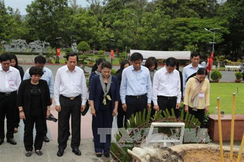 Chủ tịch Quốc hội Nguyễn Thị Kim Ngân đặt vòng hoa, dâng hương tưởng niệm các Anh hùng Liệt sĩ tại Nghĩa trang Hàng Dương thuộc huyện Côn Đảo tỉnh Bà Rịa - Vũng Tàu. Ảnh: Trọng Đức - TTXVN Chủ tịch Quốc hội Nguyễn Thị Kim Ngân đặt vòng hoa, dâng hương tưởng niệm các Anh hùng Liệt sĩ tại Nghĩa trang Hàng Dương thuộc huyện Côn Đảo tỉnh Bà Rịa - Vũng Tàu. Ảnh: Trọng Đức - TTXVN