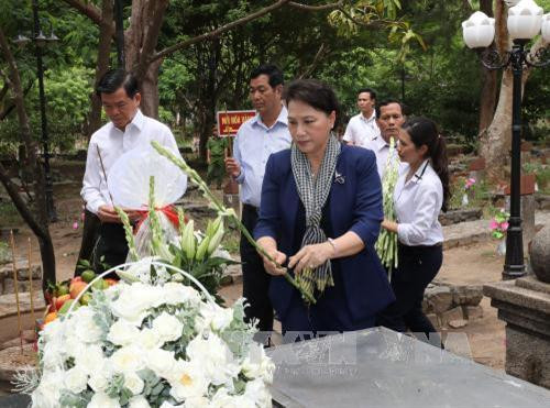 Chủ tịch Quốc hội Nguyễn Thị Kim Ngân dâng hương tại mộ Anh hùng Liệt sĩ Võ Thị Sáu. Ảnh: Trọng Đức - TTXVN Chủ tịch Quốc hội Nguyễn Thị Kim Ngân dâng hương tại mộ Anh hùng Liệt sĩ Võ Thị Sáu. Ảnh: Trọng Đức - TTXVN