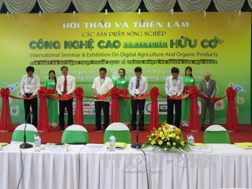 Cắt băng khai mạc triển lãm. Ảnh: Hồng Nhung - TTXVN