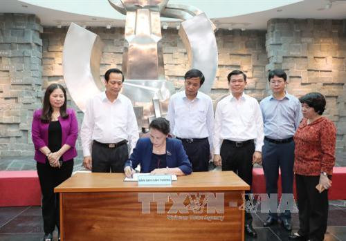 Chủ tịch Quốc hội Nguyễn Thị Kim Ngân ghi sổ lưu niệm tại Bảo tàng Côn Đảo. Ảnh: Trọng Đức - TTXVN Chủ tịch Quốc hội Nguyễn Thị Kim Ngân ghi sổ lưu niệm tại Bảo tàng Côn Đảo. Ảnh: Trọng Đức - TTXVN
