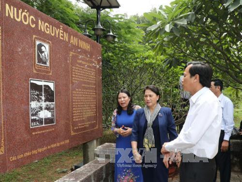 Chủ tịch Quốc hội Nguyễn Thị Kim Ngân dâng hương tại khu mộ Nhà yêu nước Nguyễn An Ninh. Ảnh: Trọng Đức - TTXVN Chủ tịch Quốc hội Nguyễn Thị Kim Ngân dâng hương tại khu mộ Nhà yêu nước Nguyễn An Ninh. Ảnh: Trọng Đức - TTXVN