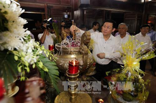 Phó Thủ tướng Vương Đình Huệ và các đại biểu dâng hương tại Thành Cổ Quảng Trị. Ảnh: Trần Việt - TTXVN Phó Thủ tướng Vương Đình Huệ và các đại biểu dâng hương tại Thành Cổ Quảng Trị. Ảnh: Trần Việt - TTXVN