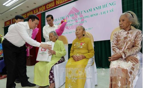 Phó Thủ tướng Vương Đình Huệ trao quà cho các mẹ Việt Nam Anh hùng tỉnh Quảng Trị. Ảnh: Trần Việt - TTXVN Phó Thủ tướng Vương Đình Huệ trao quà cho các mẹ Việt Nam Anh hùng tỉnh Quảng Trị. Ảnh: Trần Việt - TTXVN