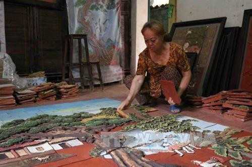 Người thợ ghép các mảnh ghép để tạo thành bức tranh gốm hoàn chỉnh. Ảnh: Thanh Thương - TTXVN Người thợ ghép các mảnh ghép để tạo thành bức tranh gốm hoàn chỉnh. Ảnh: Thanh Thương - TTXVN