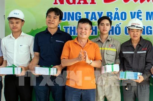 Anh Phạm Hồng Điệp (áo vàng, giữa) tặng quà động viên cán bộ công nhân viên Khu công nghiệp Nam Cầu Kiền tại chương trình Ngày đoàn viên chung tay bảo vệ môi trường, chống rác thải nhựa. Ảnh: TTXVN Anh Phạm Hồng Điệp (áo vàng, giữa) tặng quà động viên cán bộ công nhân viên Khu công nghiệp Nam Cầu Kiền tại chương trình Ngày đoàn viên chung tay bảo vệ môi trường, chống rác thải nhựa. Ảnh: TTXVN