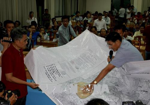 Cử tri quận 2 trình bày bản Sơ đồ điều chỉnh quy hoạch các khu vực không bán nhà thuộc quyền sở hữu nhà nước trên địa bàn quận 2 theo Quyết định 255 của UBND Thành phố Hồ Chí Minh ngày 15/1/1998. Ảnh: Tiến Lực – TTXVN Cử tri quận 2 trình bày bản Sơ đồ điều chỉnh quy hoạch các khu vực không bán nhà thuộc quyền sở hữu nhà nước trên địa bàn quận 2 theo Quyết định 255 của UBND Thành phố Hồ Chí Minh ngày 15/1/1998. Ảnh: Tiến Lực – TTXVN