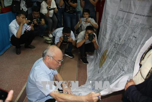 Phó Trưởng đoàn đại biểu Quốc hội Thành phố Hồ Chí Minh Phan Nguyễn Như Khuê xem xét Sơ đồ điều chỉnh quy hoạch các khu vực không bán nhà thuộc quyền sở hữu nhà nước trên địa bàn quận 2 theo Quyết định 255 của UBND Thành phố Hồ Chí Minh ngày 15/1/1998; do cử tri quận 2 trình bày tại phiên tiếp xúc. Ảnh: Tiến Lực - TTXVN Phó Trưởng đoàn đại biểu Quốc hội Thành phố Hồ Chí Minh Phan Nguyễn Như Khuê xem xét Sơ đồ điều chỉnh quy hoạch các khu vực không bán nhà thuộc quyền sở hữu nhà nước trên địa bàn quận 2 theo Quyết định 255 của UBND Thành phố Hồ Chí Minh ngày 15/1/1998; do cử tri quận 2 trình bày tại phiên tiếp xúc. Ảnh: Tiến Lực - TTXVN