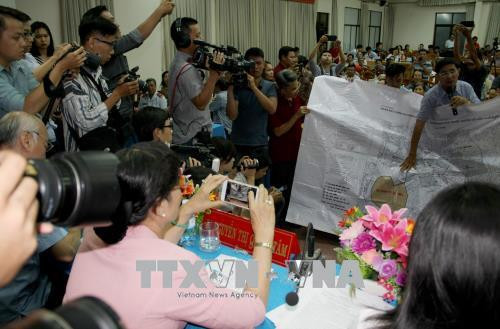 Các đại biểu Quốc hội chụp lại tấm Sơ đồ điều chỉnh quy hoạch các khu vực không bán nhà thuộc quyền sở hữu nhà nước trên địa bàn quận 2 theo Quyết định 255 của UBND Thành phố Hồ Chí Minh ngày 15/1/1998. Ảnh: Tiến Lực – TTXVN Các đại biểu Quốc hội chụp lại tấm Sơ đồ điều chỉnh quy hoạch các khu vực không bán nhà thuộc quyền sở hữu nhà nước trên địa bàn quận 2 theo Quyết định 255 của UBND Thành phố Hồ Chí Minh ngày 15/1/1998. Ảnh: Tiến Lực – TTXVN