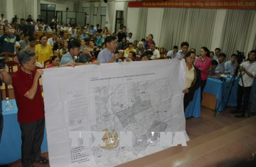 Cử tri quận 2 trình bày bản Sơ đồ điều chỉnh quy hoạch các khu vực không bán nhà thuộc quyền sở hữu nhà nước trên địa bàn quận 2 theo Quyết định 255 của UBND Thành phố Hồ Chí Minh ngày 15/1/1998. Ảnh: Tiến Lực – TTXVN Cử tri quận 2 trình bày bản Sơ đồ điều chỉnh quy hoạch các khu vực không bán nhà thuộc quyền sở hữu nhà nước trên địa bàn quận 2 theo Quyết định 255 của UBND Thành phố Hồ Chí Minh ngày 15/1/1998. Ảnh: Tiến Lực – TTXVN