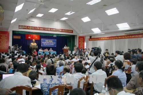 Buổi tiếp xúc cử tri quận 2 thu hút sự tham gia đông đảo của người dân quận 2 và phóng viên các cơ quan thông tấn, báo chí. Ảnh: Tiến Lực - TTXVN Buổi tiếp xúc cử tri quận 2 thu hút sự tham gia đông đảo của người dân quận 2 và phóng viên các cơ quan thông tấn, báo chí. Ảnh: Tiến Lực - TTXVN