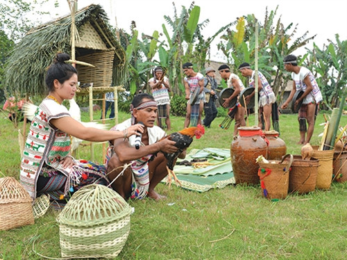 Già làng thực hiện nghi thức cúng.