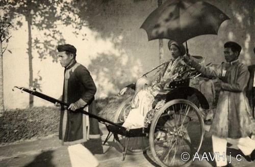 Nguyễn Hữu Thị Lan (trái), người sau này trở thành Nam Phương Hoàng Hậu được tiếp đón trên đèo Hải Vân trên đường ra kinh thành Huế làm lễ cưới với vua Bảo Đại, 1933. Quan chức Pháp xất hiện trong buổi tiếp đón Hoàng hậu tương lai của nhà Nguyễn ở Huế. Nam Phương Hoàng Hậu nhận đồ lễ từ các cung nữ trong Hoàng thành. Nam Phương Hoàng Hậu di chuyển trong Hoàng thành bằng xe kéo trong ngày thành hôn, tháng 3/1934. Bức chân dung của Nam Phương Hoàng Hậu Nam Phương Hoàng Hậu ở kinh thành Huế Chân dung nổi tiếng chụp trong ngày cưới của Nam Phương Hoàng Hậu. Vua Bảo Đại được rước bằng kiệu trong hôn lễ ở Hoàng thành. Ảnh: Aavh.org. Vua Bảo Đại xuống kiệu để gặp mặt Nam Phương Hoàng Hậu. Ảnh: Aavh.org. Nguyễn Hữu Thị Lan (trái), người sau này trở thành Nam Phương Hoàng Hậu được tiếp đón trên đèo Hải Vân trên đường ra kinh thành Huế làm lễ cưới với vua Bảo Đại, 1933. Quan chức Pháp xất hiện trong buổi tiếp đón Hoàng hậu tương lai của nhà Nguyễn ở Huế. Nam Phương Hoàng Hậu nhận đồ lễ từ các cung nữ trong Hoàng thành. Nam Phương Hoàng Hậu di chuyển trong Hoàng thành bằng xe kéo trong ngày thành hôn, tháng 3/1934. Bức chân dung của Nam Phương Hoàng Hậu Nam Phương Hoàng Hậu ở kinh thành Huế Chân dung nổi tiếng chụp trong ngày cưới của Nam Phương Hoàng Hậu. Vua Bảo Đại được rước bằng kiệu trong hôn lễ ở Hoàng thành. Ảnh: Aavh.org. Vua Bảo Đại xuống kiệu để gặp mặt Nam Phương Hoàng Hậu. Ảnh: Aavh.org.