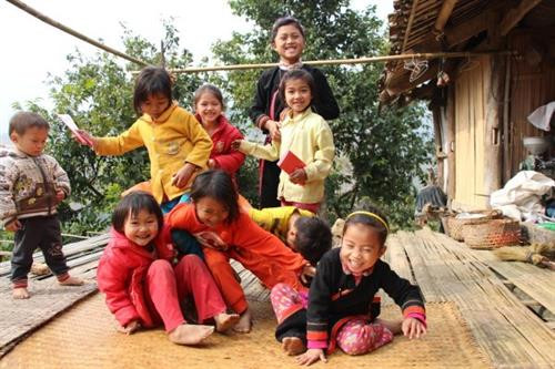 Dân tộc Sán Chỉ thường sống tập trung thành xóm nhỏ ở các vùng núi cao. Nhà sàn 4 mái vững trãi - kiểu dáng đặc trưng về nhà ở của dân tộc Sán Chỉ. Ngô, thóc sau thu hoạch được treo lên sào để bao quản. Sàn nhà là nơi phơi nông sản, đồng thời cũng là điểm vui chơi của trẻ nhỏ. Phụ nữ Sán Chỉ mặc trang phục truyền thống trong sinh hoạt hằng ngày. Phụ nữ có thêm khăn đội đầu khi lao động Nam giới mặc áo chàm ngắn, đầu quấn khăn Các em nhỏ Sán Chỉ tròng trang phục truyền thống Mẹ địu con Những người phụ nữ Sán Chỉ cũng làm công việc nặng nhọc. Trang phục dịp lễ, tết của người Sán Chỉ rực rỡ Một thủ tục trong đám cưới của người Sán Chỉ. Người Sán Chỉ rất hiếu khách, dù lạ cũng như quen. Người Sán Chỉ có tính cố kết cộng đồng rất cao. Dân tộc Sán Chỉ thường sống tập trung thành xóm nhỏ ở các vùng núi cao. Nhà sàn 4 mái vững trãi - kiểu dáng đặc trưng về nhà ở của dân tộc Sán Chỉ. Ngô, thóc sau thu hoạch được treo lên sào để bao quản. Sàn nhà là nơi phơi nông sản, đồng thời cũng là điểm vui chơi của trẻ nhỏ. Phụ nữ Sán Chỉ mặc trang phục truyền thống trong sinh hoạt hằng ngày. Phụ nữ có thêm khăn đội đầu khi lao động Nam giới mặc áo chàm ngắn, đầu quấn khăn Các em nhỏ Sán Chỉ tròng trang phục truyền thống Mẹ địu con Những người phụ nữ Sán Chỉ cũng làm công việc nặng nhọc. Trang phục dịp lễ, tết của người Sán Chỉ rực rỡ Một thủ tục trong đám cưới của người Sán Chỉ. Người Sán Chỉ rất hiếu khách, dù lạ cũng như quen. Người Sán Chỉ có tính cố kết cộng đồng rất cao.