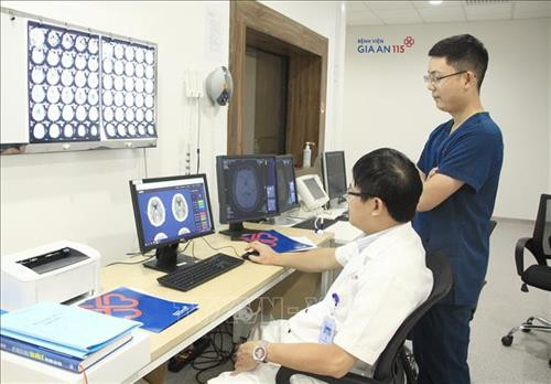 Bác sỹ Bệnh viện Gia An 115 Thành phố Hồ Chí Minh sử dụng phần mềm trí tuệ nhân tạo RAPID chẩn đoán, điều trị đột quỵ. Ảnh: TTXVN phát Bác sỹ Bệnh viện Gia An 115 Thành phố Hồ Chí Minh sử dụng phần mềm trí tuệ nhân tạo RAPID chẩn đoán, điều trị đột quỵ. Ảnh: TTXVN phát