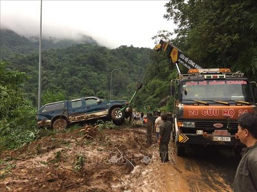 Sạt lở đất đá đã đẩy một số phương tiện đang lưu thông trên đèo Bảo Lộc, đoạn qua xã Đạ Lào bị trượt suống vực. Ảnh: Đặng Tuấn - TTXVN Sạt lở đất đá đã đẩy một số phương tiện đang lưu thông trên đèo Bảo Lộc, đoạn qua xã Đạ Lào bị trượt suống vực. Ảnh: Đặng Tuấn - TTXVN