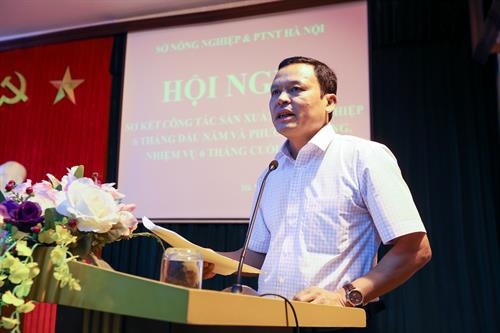 Ông Tạ Văn Tường – Phó Giám đốc Sở Nông nghiệp và Phát triển nông thôn Hà Nội báo cáo tóm tắt kết quả thực hiện công tác sản xuất nông nghiệp 6 tháng đầu năm và phương hướng, nhiệm vụ 6 tháng cuối năm 2018 của ngành nông nghiệp Hà Nội.