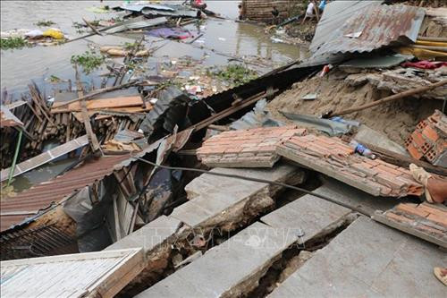 Hiện trường vụ sạt lở tại An Giang khiến ngôi nhà bị cuốn trôi hoàn toàn. Ảnh : Đặng Công Mạo - TTXVN Hiện trường vụ sạt lở tại An Giang khiến ngôi nhà bị cuốn trôi hoàn toàn. Ảnh : Đặng Công Mạo - TTXVN