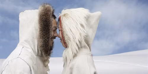 Eskimo là tên gọi khác của tộc người Inupiat hay Yupik sống ở những vùng đất quanh năm băng giá như Đông Siberira, Alaska (Mỹ), Canada, Greenland. Người Eskimo ở Canada và Greenland được gọi là người Inuit. Ảnh: Iacpublishinglabs. Người Eskimo có chiều cao trung bình 1,6 m, da nâu, gò má cao, xuất hiện ở khu vực Bắc Mỹ khoảng 5.000 năm trước, sau đó di chuyển đến các khu vực khác. Ngôn ngữ Eskimo gồm hệ tiếng Eskimo, Aleut và Sirenia (hiện không còn sử dụng). Ảnh: Alaska/Pinterest. Người Eskimo được coi là những người chịu lạnh giỏi nhất thế giới, khi có thể sinh tồn ở nơi nhiệt độ thấp -30 độ đến -40 độ. Để chống chọi với khí hậu khắc nghiệt, họ xây dựng lều Igloo, dáng tròn, làm từ những khối băng nén chặt. Ảnh: Houseporn. Một ngôi nhà như thế này có thể được hai người đàn ông xây dựng trong vòng 1 giờ đồng hồ. Igloo có thể đứng riêng, hoặc kết nối nhiều gia đình với nhau thông qua các đường hầm. Ảnh Wetmarket. Do không thể trồng cây, thực phẩm chủ yếu của người Eskimo là thịt động vật như cá tuyết, cá hồi, hải cẩu, tuần lộc, một số loài chim xứ lạnh. Ảnh: Offthegridnews. Bằng các vũ khí thô sơ như giáo, móc, lao, cung tên, đàn ông Eskimo săn hải cẩu, cá voi, câu cá vào mùa đông và săn tuần lộc, gấu Bắc cực vào mùa hè. Ảnh:Bigfoto. Món ăn được coi là đặc sản truyền thống của họ là akutaq, một loại kem được làm từ cá, mỡ hải cẩu, thịt tuần lộc và quả mâm xôi. Ảnh: Kuow. Phương tiện di chuyển chủ yếu là xe trượt tuyết sử dụng chó kéo. Ở một số vùng khác, người Eskimo sử dụng thuyền kayak, hoặc ôtô. Ảnh: Bigfoto. Những em bé người Eskimo. Ảnh: Rueban Israel/Youtube. Quần áo của người Eskimo làm bằng da và lông động vật. Cả đàn ông, phụ nữ, người già và trẻ em đều mặc kiểu dáng đơn giản, giống nhau. Đó là kiểu áo choàng dài, có mũ trùm đầu, dày và ấm. Ảnh: Iacpublishinglabs. Người Eskimo thể hiện tình cảm bằng cách cọ mũi nhau. Họ tránh việc hôn môi vì sợ rằng cái lạnh có thể khóa môi hai người lại với nhau. Việc cọ mũi vào nhau là cử chỉ thân mật, thường được thực hiện giữa các cặp vợ chồng hoặc bố mẹ và con cái. Ảnh: Huffpost. Ngày nay, cuộc sống của người Eskimo đã có sự kết hợp giữa truyền thống và hiện đại. Ảnh: Bigfoto. Ở một số khu vực, người Eskimo mặc quần áo hiện đại, xây những ngôi nhà lớn và di chuyển bằng ôtô. Ảnh: Bigfoto.