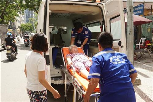 Sau khi sơ cứu ban đầu, bệnh nhân được vận chuyển bằng xe cứu thương đến bệnh viện. Ảnh: Đinh Hằng - TTXVN