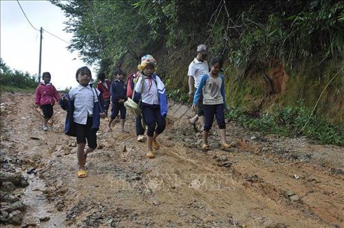 Học sinh lở làng Tu đến trường trong ngày khai giảng năm học mới. Ảnh: Quang Thái - TTXVN