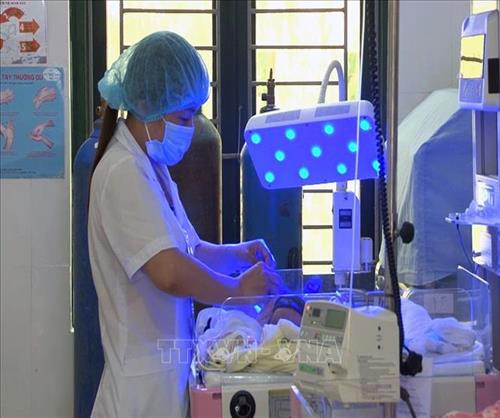 Trẻ em sau sinh được bác sỹ chăm sóc và tiếp tục dự phòng lây truyền HIV từ mẹ sang con. Ảnh: Diệp Anh - TTXVN Trẻ em sau sinh được bác sỹ chăm sóc và tiếp tục dự phòng lây truyền HIV từ mẹ sang con. Ảnh: Diệp Anh - TTXVN